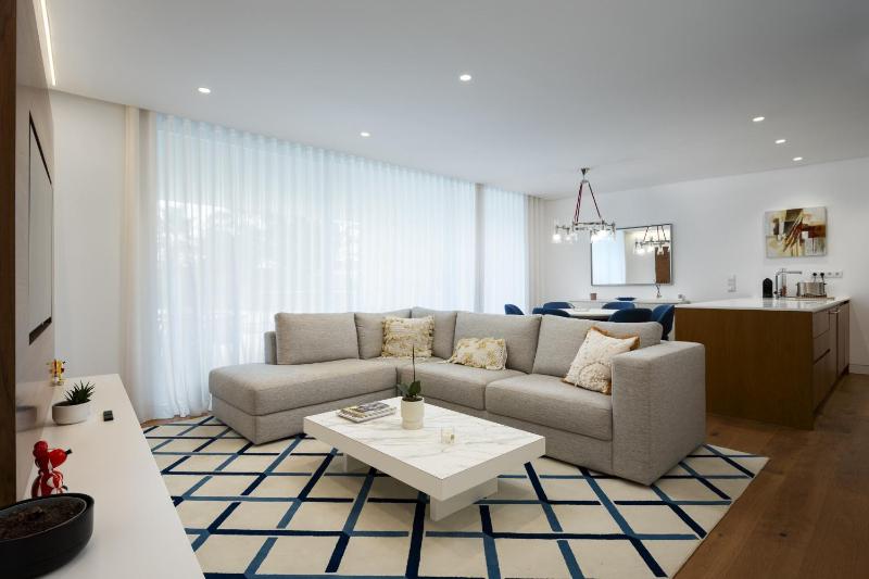 Lake 24 Luxury Apartment - By HD - image 2