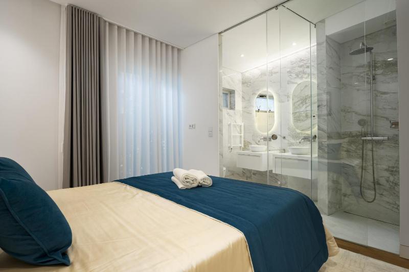 Lake 24 Luxury Apartment - By HD - image 10
