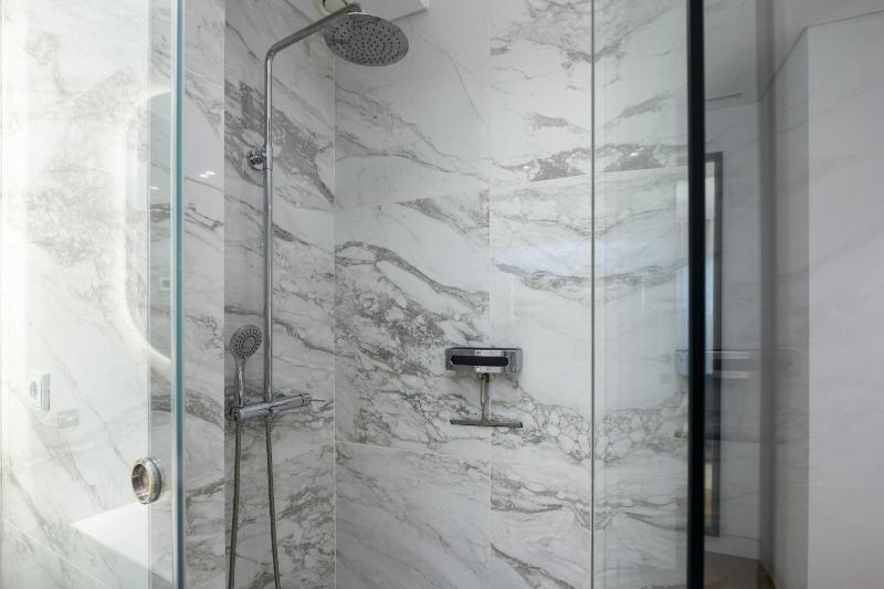 Lake 24 Luxury Apartment - By HD - image 7