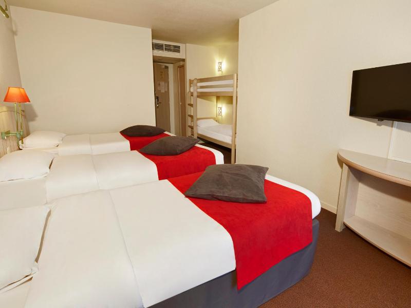 Standard Room with 3 Single Beds and 2 Bunk Beds (1-5 Adults) image 3