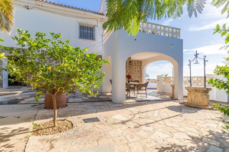 Villa w pool seaview in Cometa - image 8