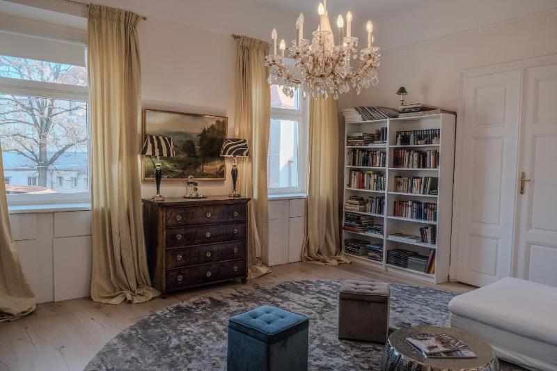 Altstadt Elegance - image 2