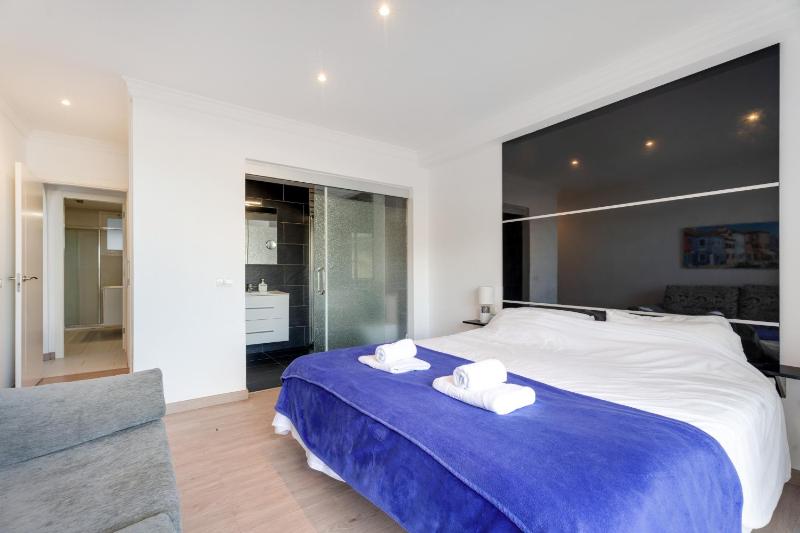 Apartment 3 Bedrooms Heated Pool - image 32