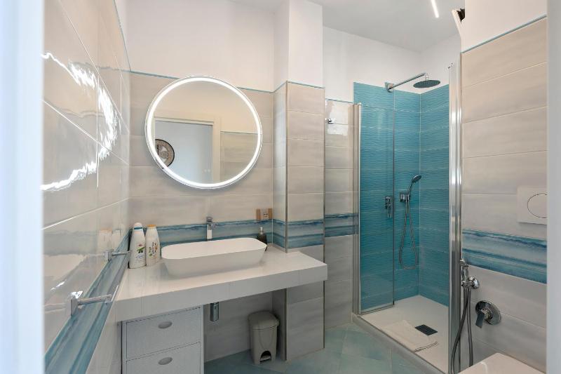Sorrento Center Luxury Apartment 3 - image 7
