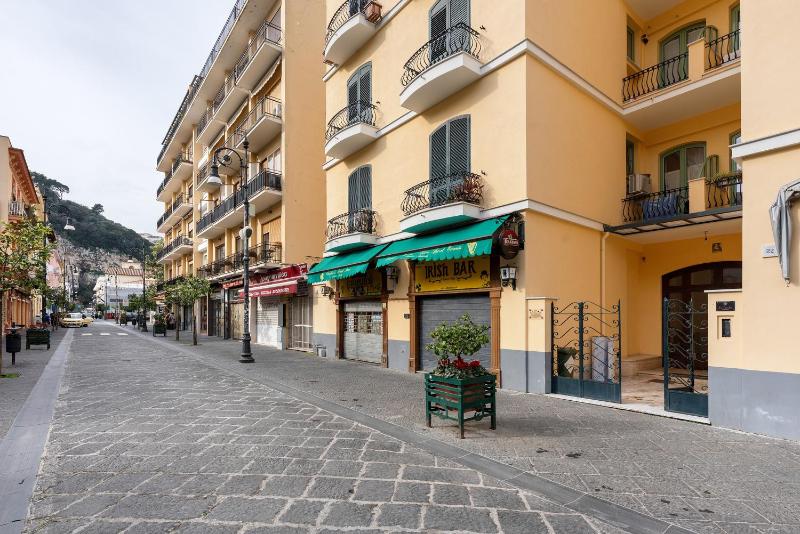 Sorrento Center Luxury Apartment 3 - image 25