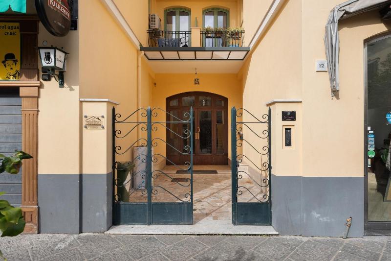 Sorrento Center Luxury Apartment 3 - image 12