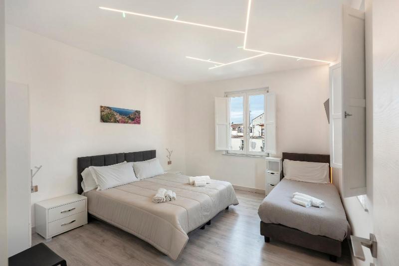 Sorrento Center Luxury Apartment 3 - image 4