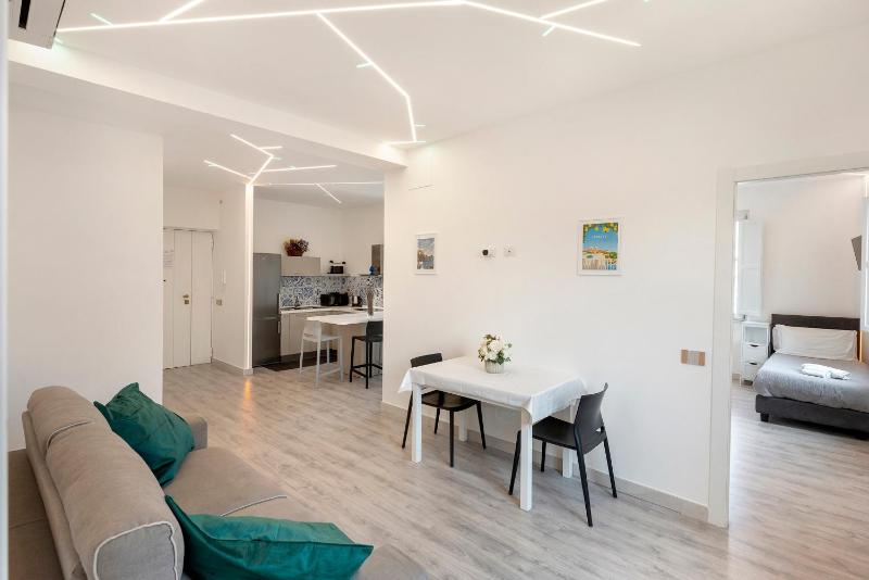 Sorrento Center Luxury Apartment 3 - image 14