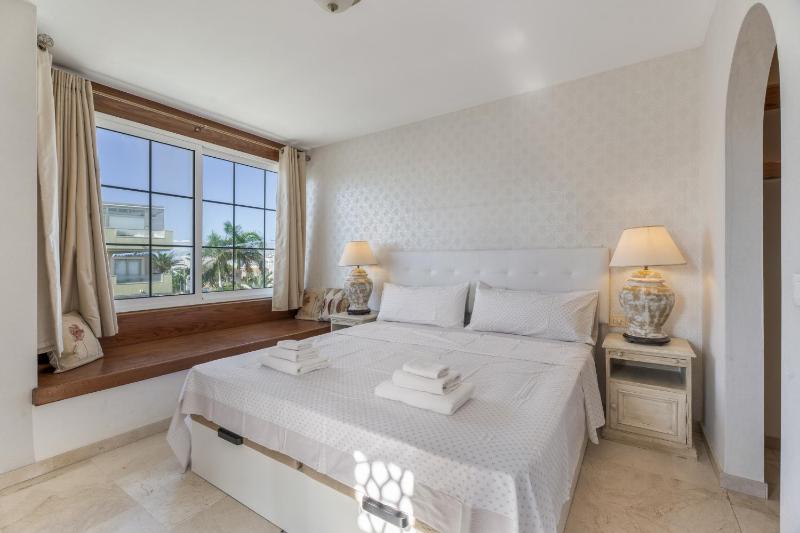 La Caleta Seaside Villa With Pool - image 22