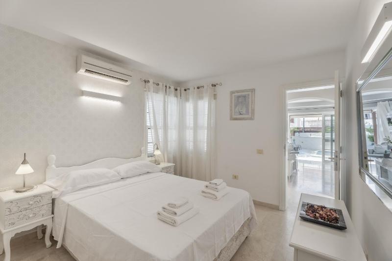 La Caleta Seaside Villa With Pool - image 31