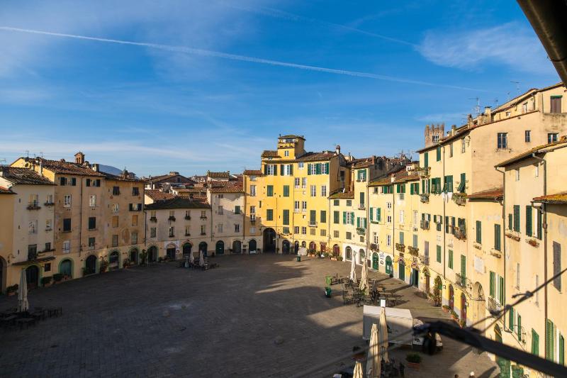 Tre finestre sull'anfitreatro Lucca - image 13