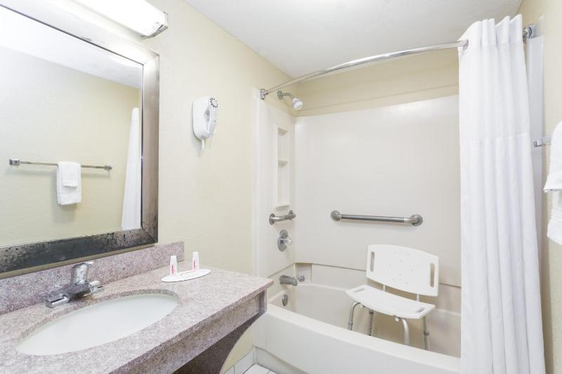 Queen Room with Two Queen Beds - Mobility Access/Non-Smoking image 2