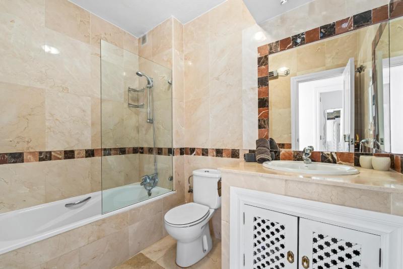 Nice apartment in a wonderful area - image 13