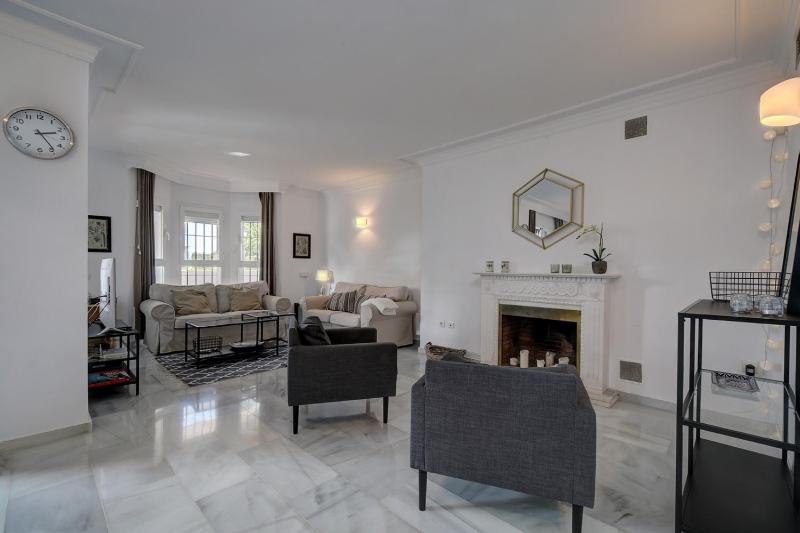 Beautiful Spacious 3 Bedroom Apart - image 13