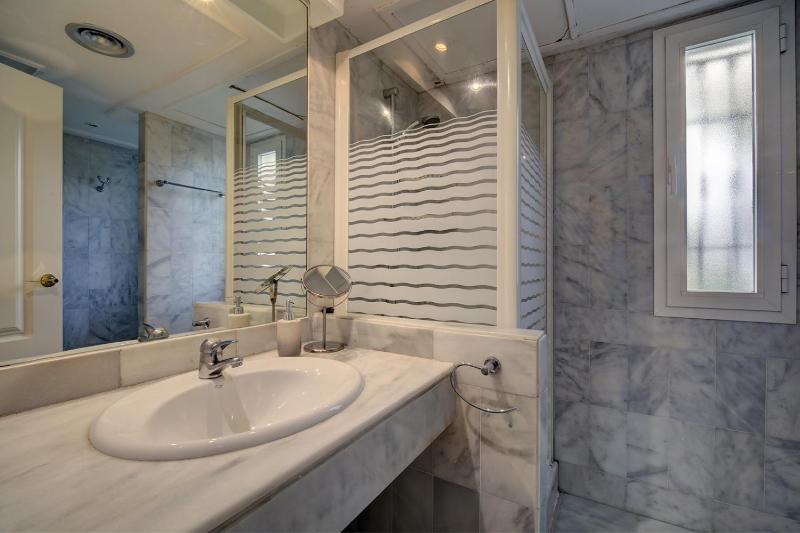 Beautiful Spacious 3 Bedroom Apart - image 8