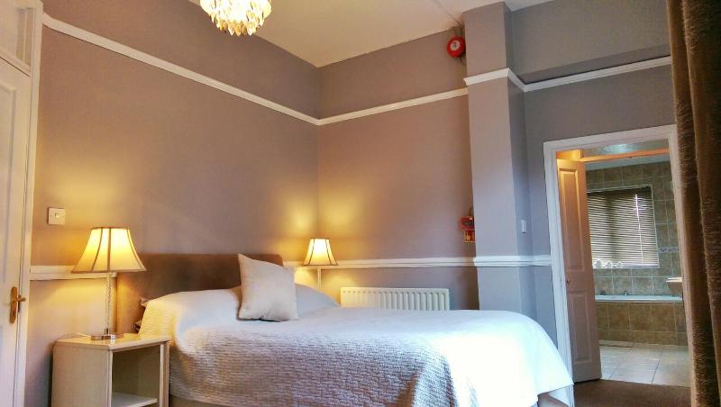 Deluxe Room image 2