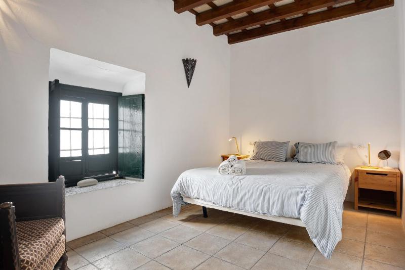 Sunny Rustic Townhouse - image 18