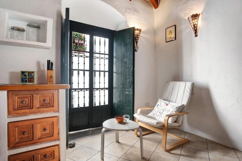Sunny Rustic Townhouse - image 15