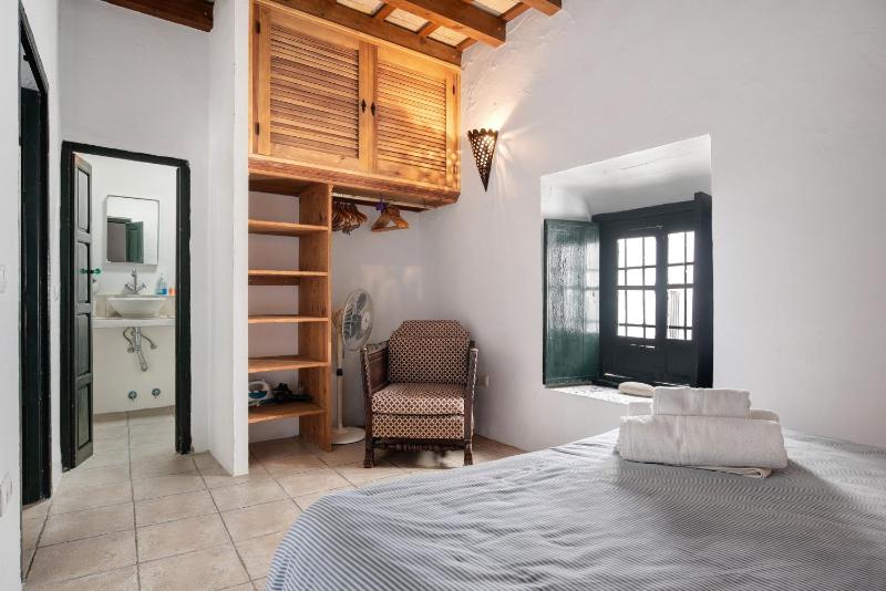 Sunny Rustic Townhouse - image 8
