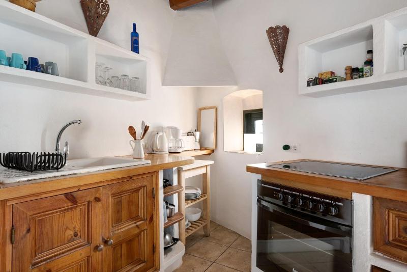 Sunny Rustic Townhouse - image 5