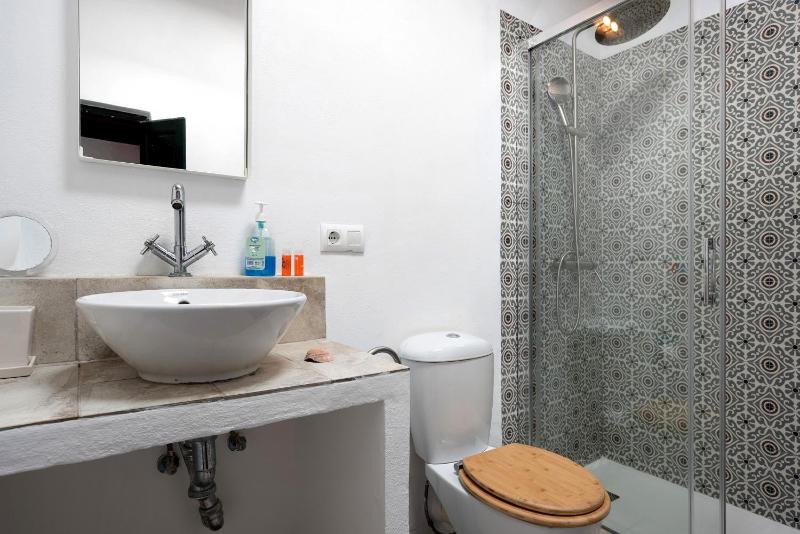 Sunny Rustic Townhouse - image 19
