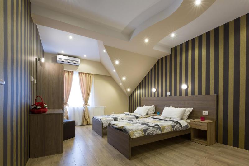 Twin Room image 4