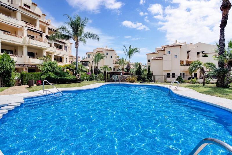 Apto frente al mar con piscina - image 35