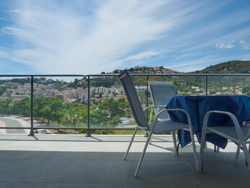 Beach Apartment with Pool Terrace - image 7