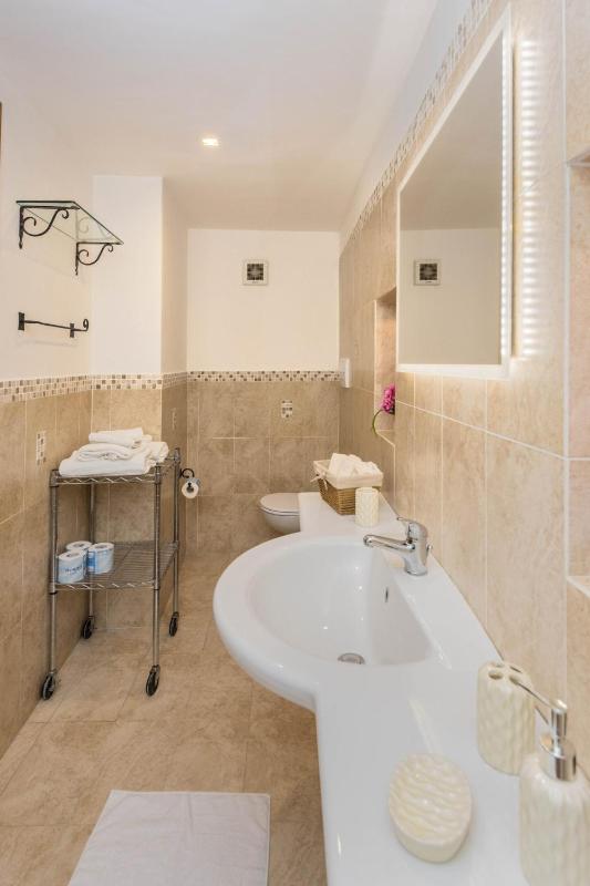 Sorrento Center Luxury Apartment 2 - image 16