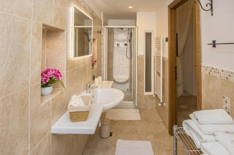 Sorrento Center Luxury Apartment 2 - image 18