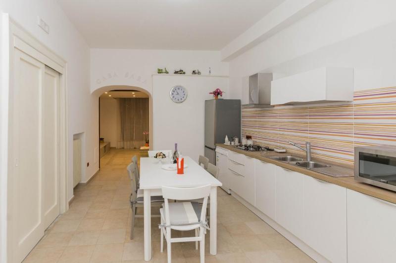 Sorrento Center Luxury Apartment 2 - image 8