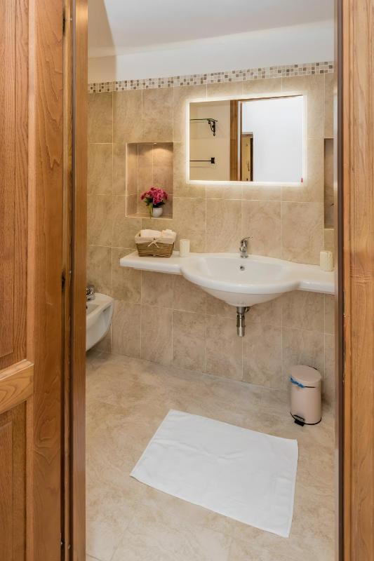 Sorrento Center Luxury Apartment 2 - image 15