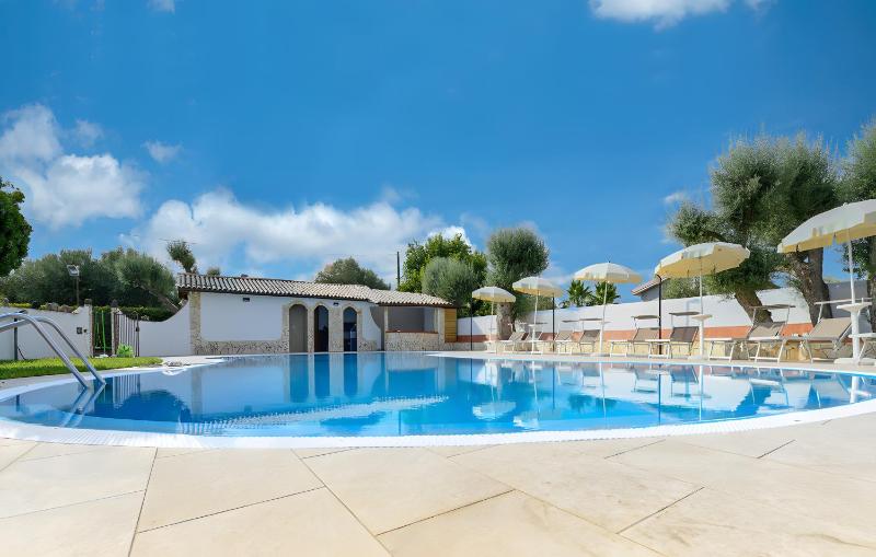 Villa Parisi con piscina - image 23