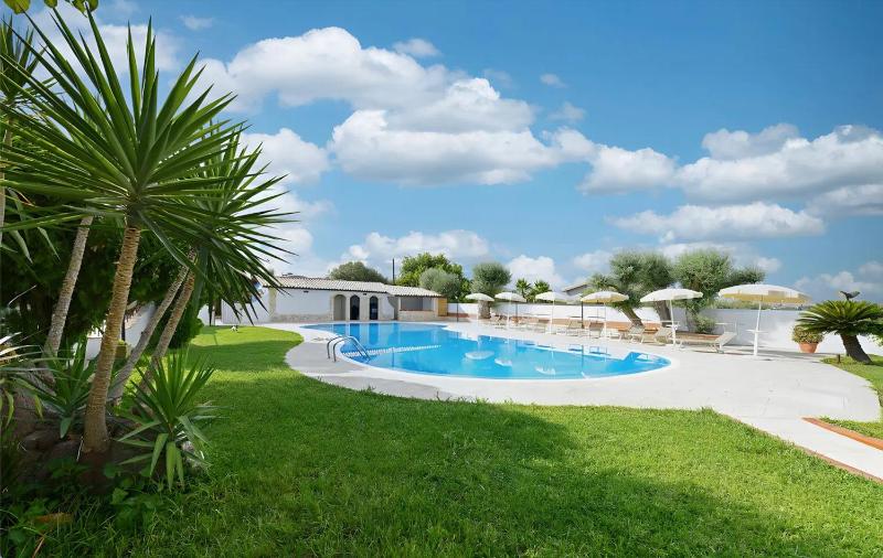 Villa Parisi con piscina - image 1
