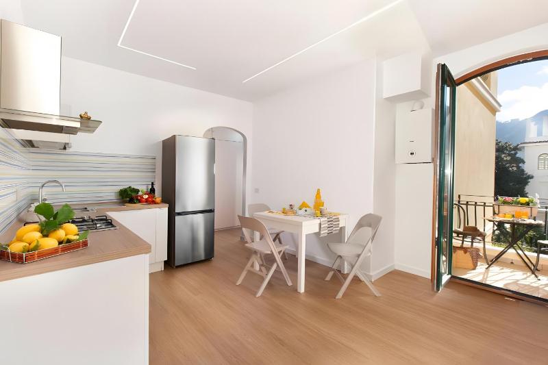 Sorrento Center Luxury Apartment 1 - image 11