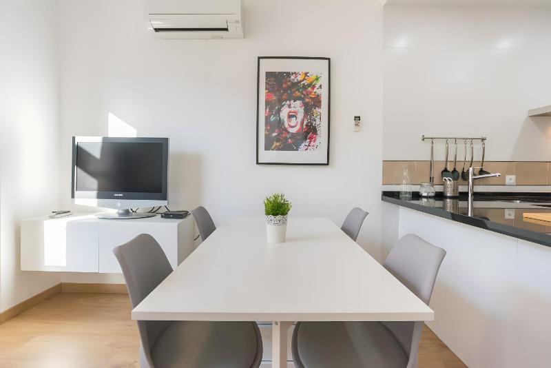 Quiet bright and central apartment - image 10