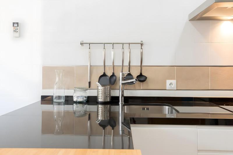 Quiet bright and central apartment - image 5