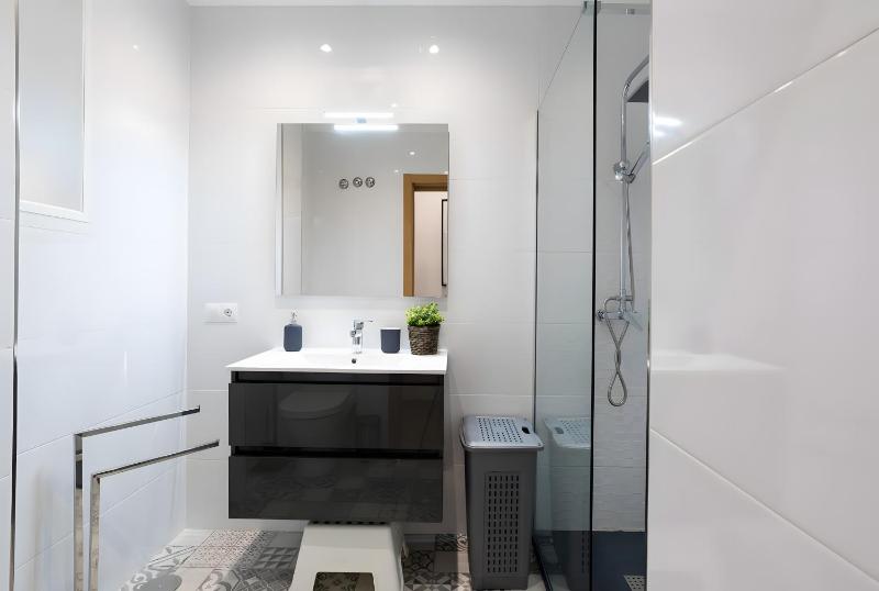 Quiet bright and central apartment - image 2