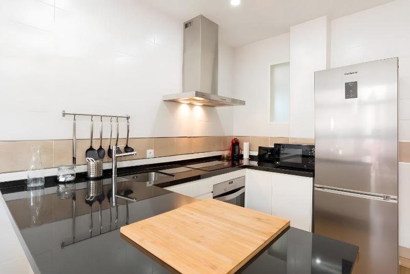 Quiet bright and central apartment - image 4