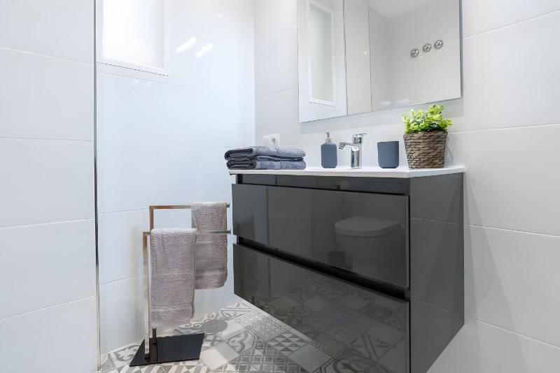 Quiet bright and central apartment - image 6