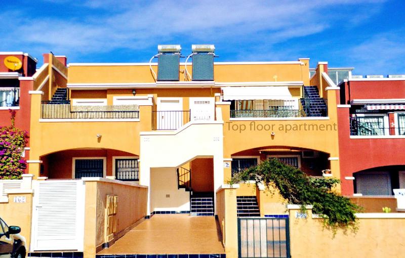 Apartment with large roof solarium - image 25
