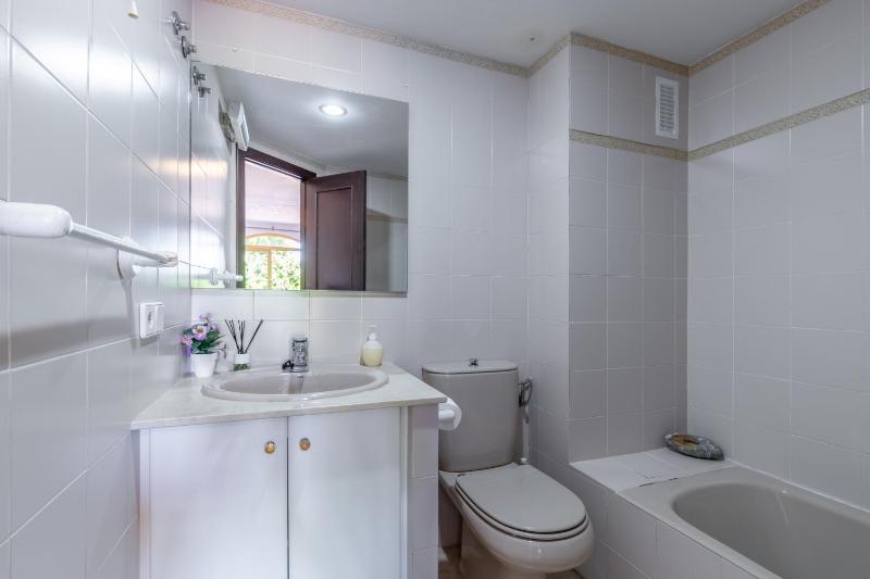 Simplicity luxury apartment - image 14
