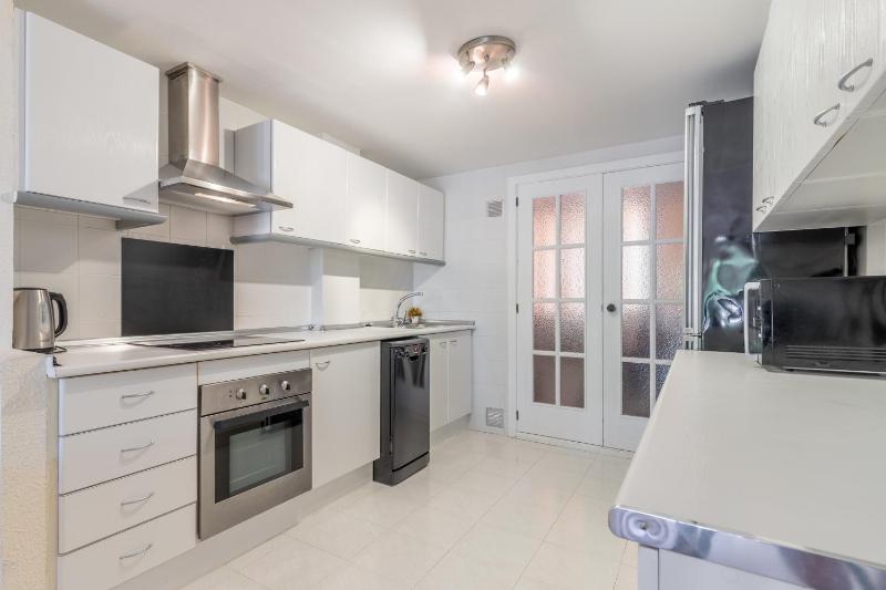 Simplicity luxury apartment - image 10