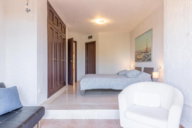 Simplicity luxury apartment - image 5