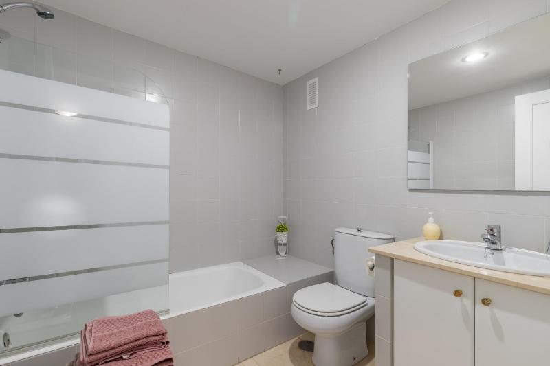 Simplicity luxury apartment - image 15