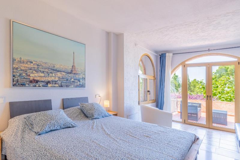 Simplicity luxury apartment - image 18