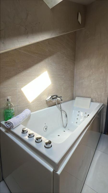 Cloud Stylish flat with jacuzzi near city center - image 16