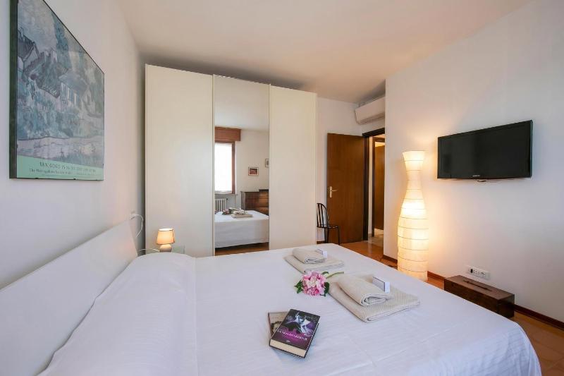 Casa di Paola: Lake-View Balcony Apartment in Peschiera - Happy Rentals - image 18