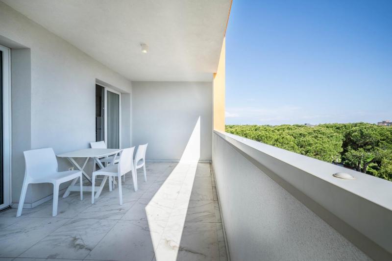 Planet Suite 404 - image 9