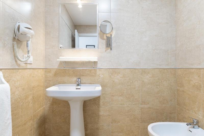 Hostal Avenida - image 39